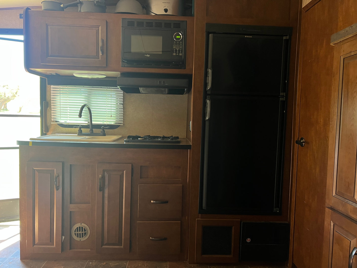 RV RENTAL - HYPER LITE CAMPER
