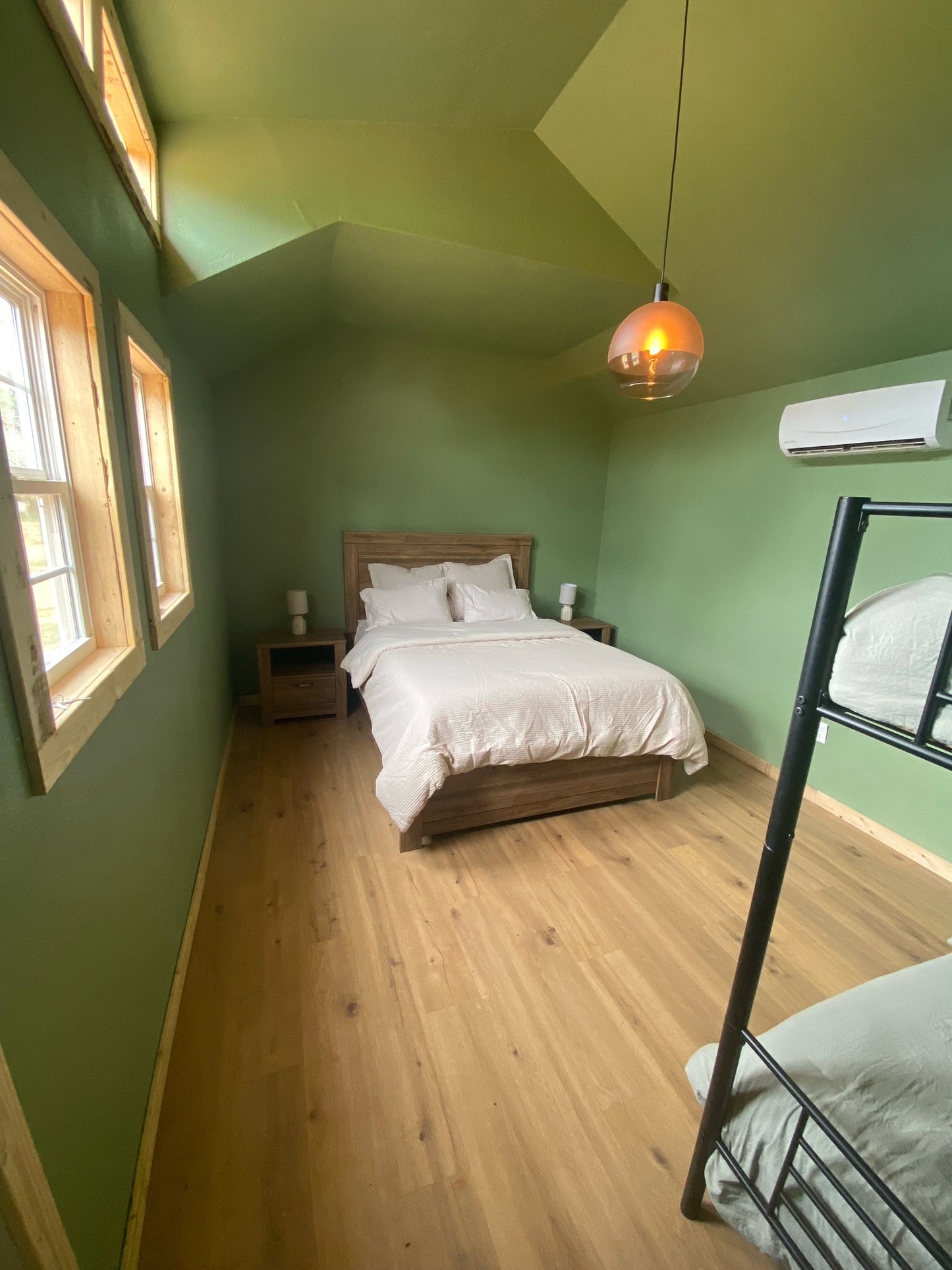 studio cabin queen bed & bunks